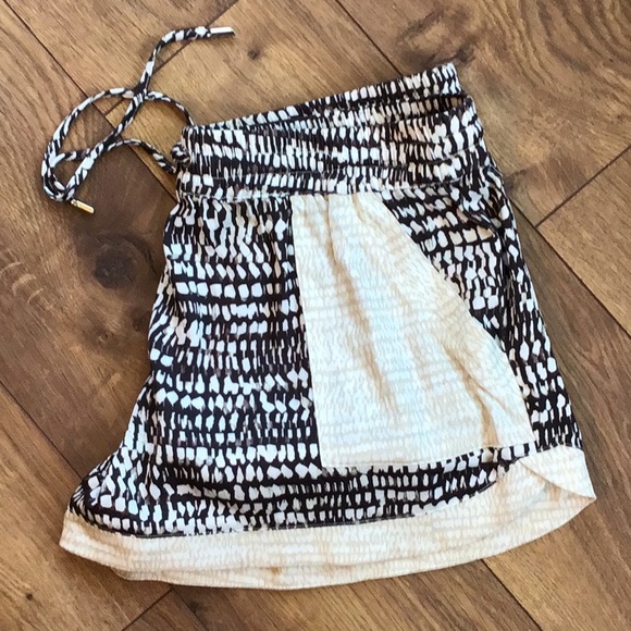 TOWNSEND SILKY, DRAPY, SHORTS DEEP SIDE POCKETS🌸 - Picture 4 of 7